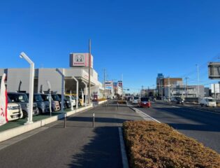 Honda Cars 埼玉中 東大宮店内（モビックレンタカー敷地内）